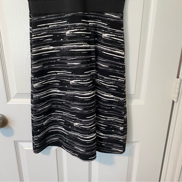 Soybu Criss Cross Straps Built in Bra Flattering Fit Dress Black White Size XS - Picture 3 of 10